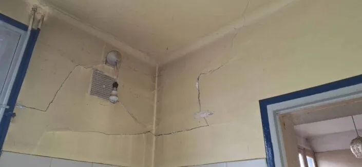 Expertise fissure maison ancienne Bretagne Finistère 29 tassement différentiel fissure escalier Quimper