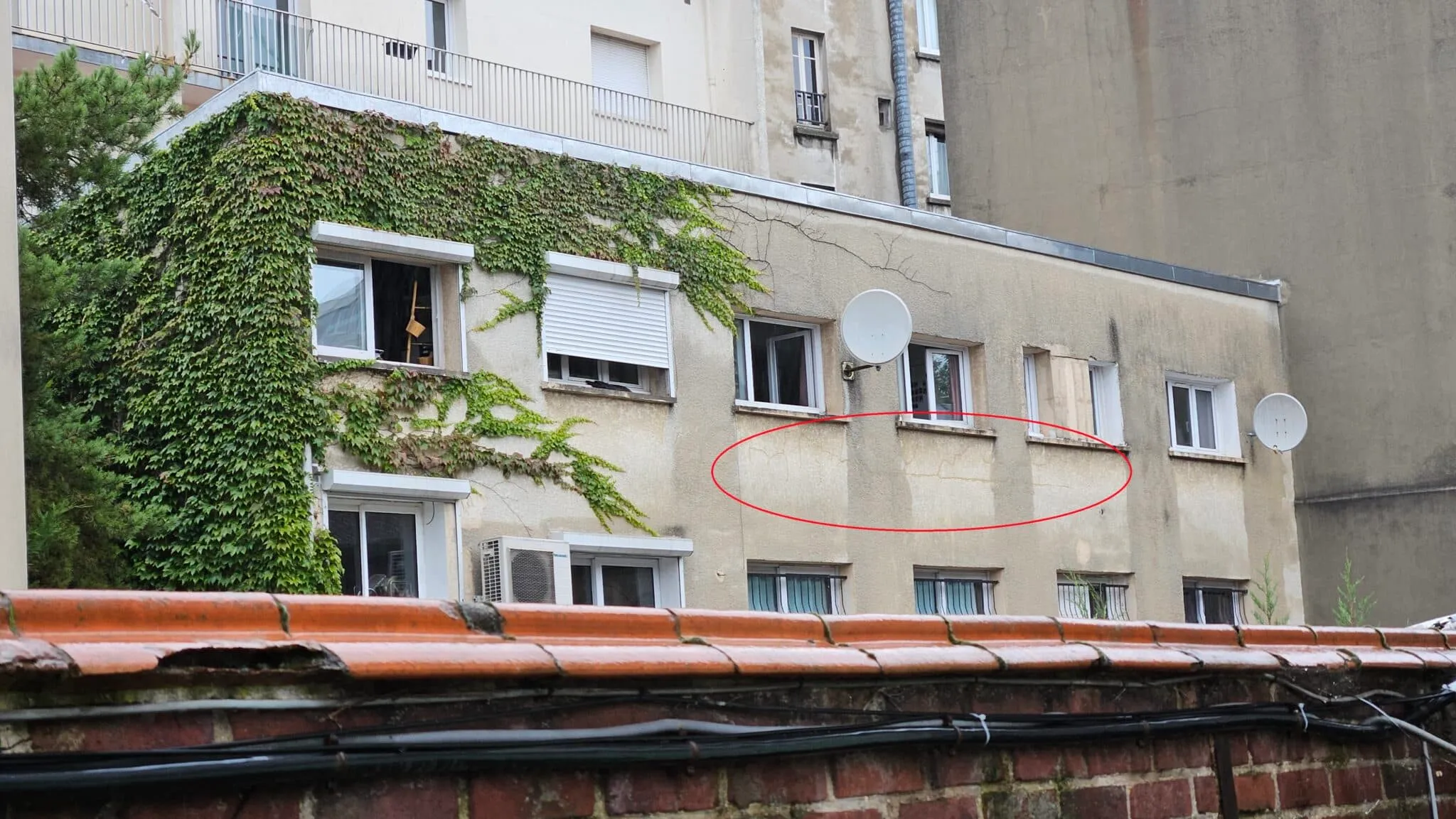 fissure horizontale infiltrante en façade immeuble expert fissure humidité Opengroupe