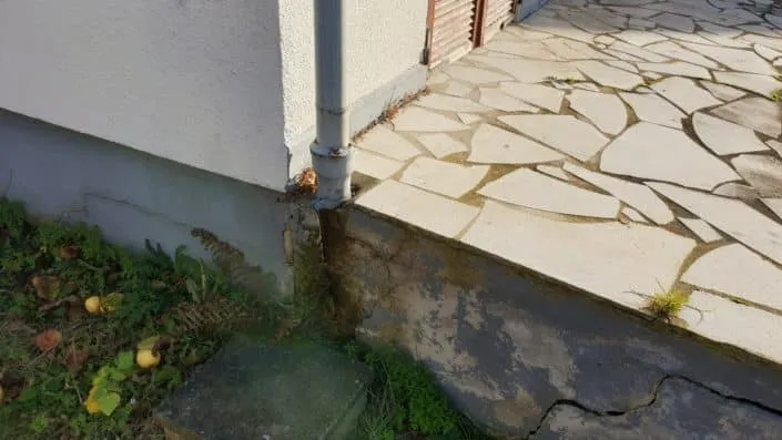 fissure terrasse Infiltration d'eau affouillement de la dalle par descente eaux pluviales