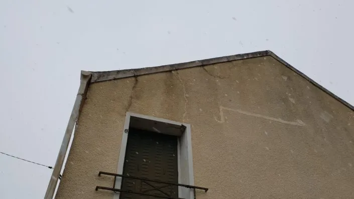 Fissures traversantes dangereuse en façade de maison