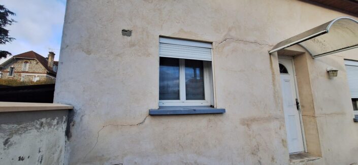 Fissures obliques structurelles au niveau des fenêtres suite tassement différentiel