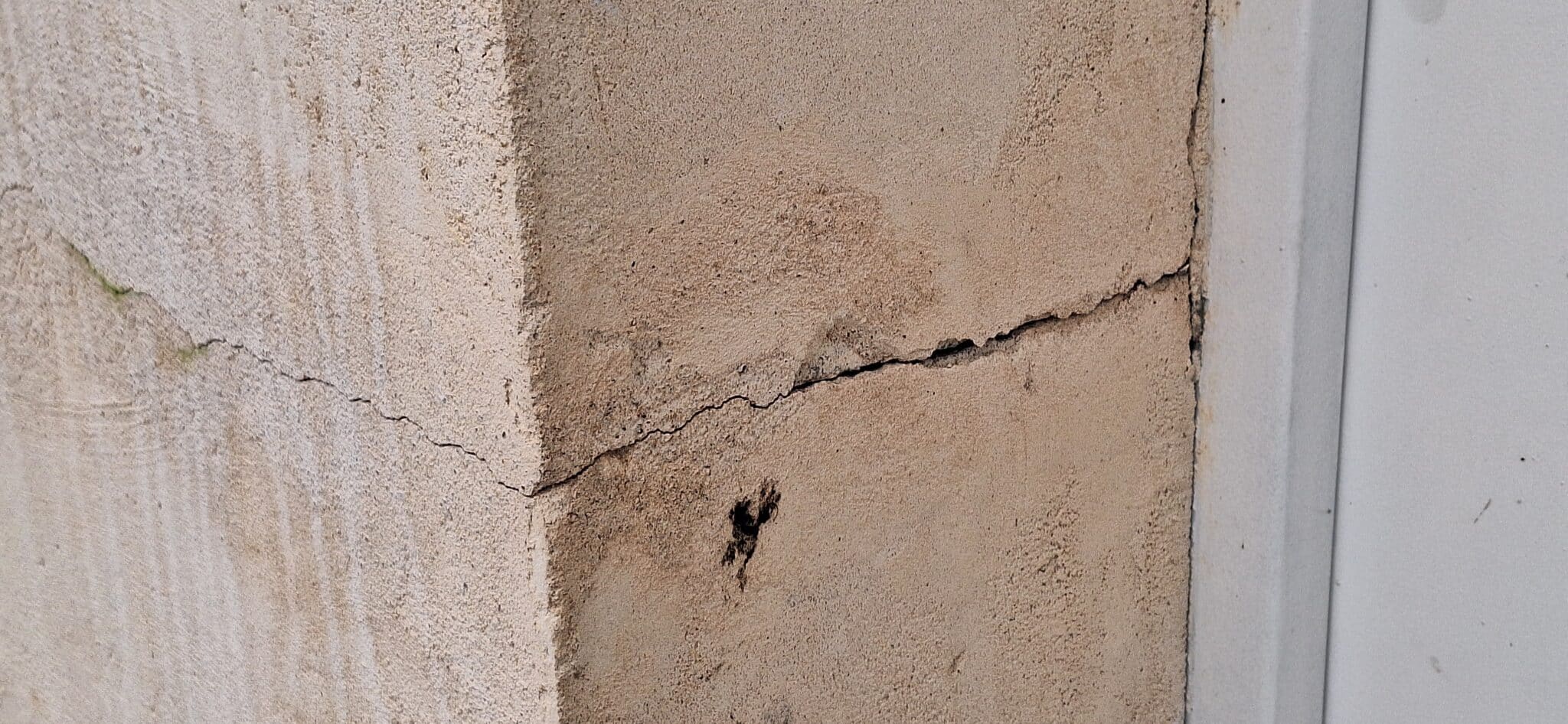 Fissure structurelle fenêtre sécheresse 18 juin 2024 Hérault