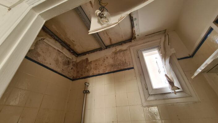 Effondrement faux plafond placo cause défaut d'étanchéité salle de bains appartement voisin au dessus