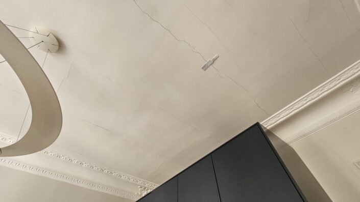 plafond fissuré appartement Lille 59 avec surveillance jauge évolution fissure