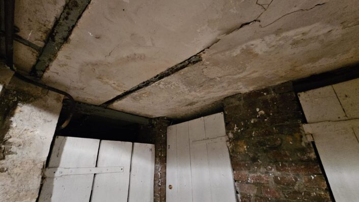 fissure et eclatement plafond sous sol cave immeuble