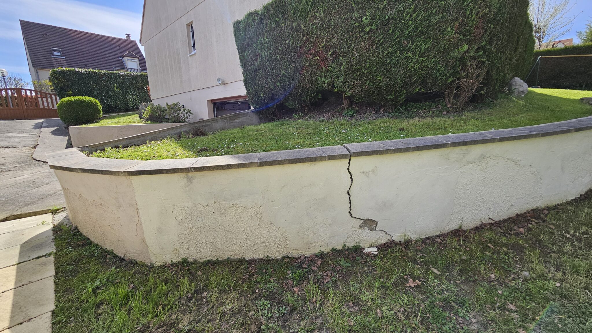 fissure mur de soutènement récent en parpaings absence drainage apparition lézarde