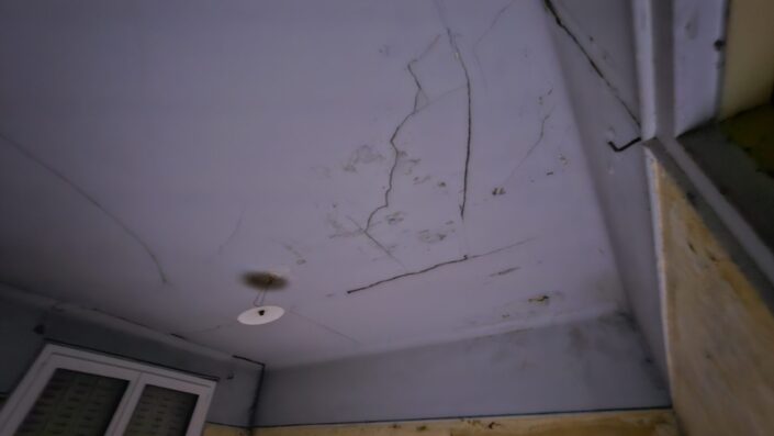 Fissures plafond par infiltrations d'eau maison Biscarosse 40 Landes