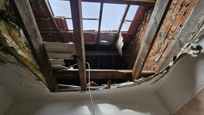 Expertise effondrement de plafond fissure traversante et envol tuiles Saint-Quentin 02 Aisne