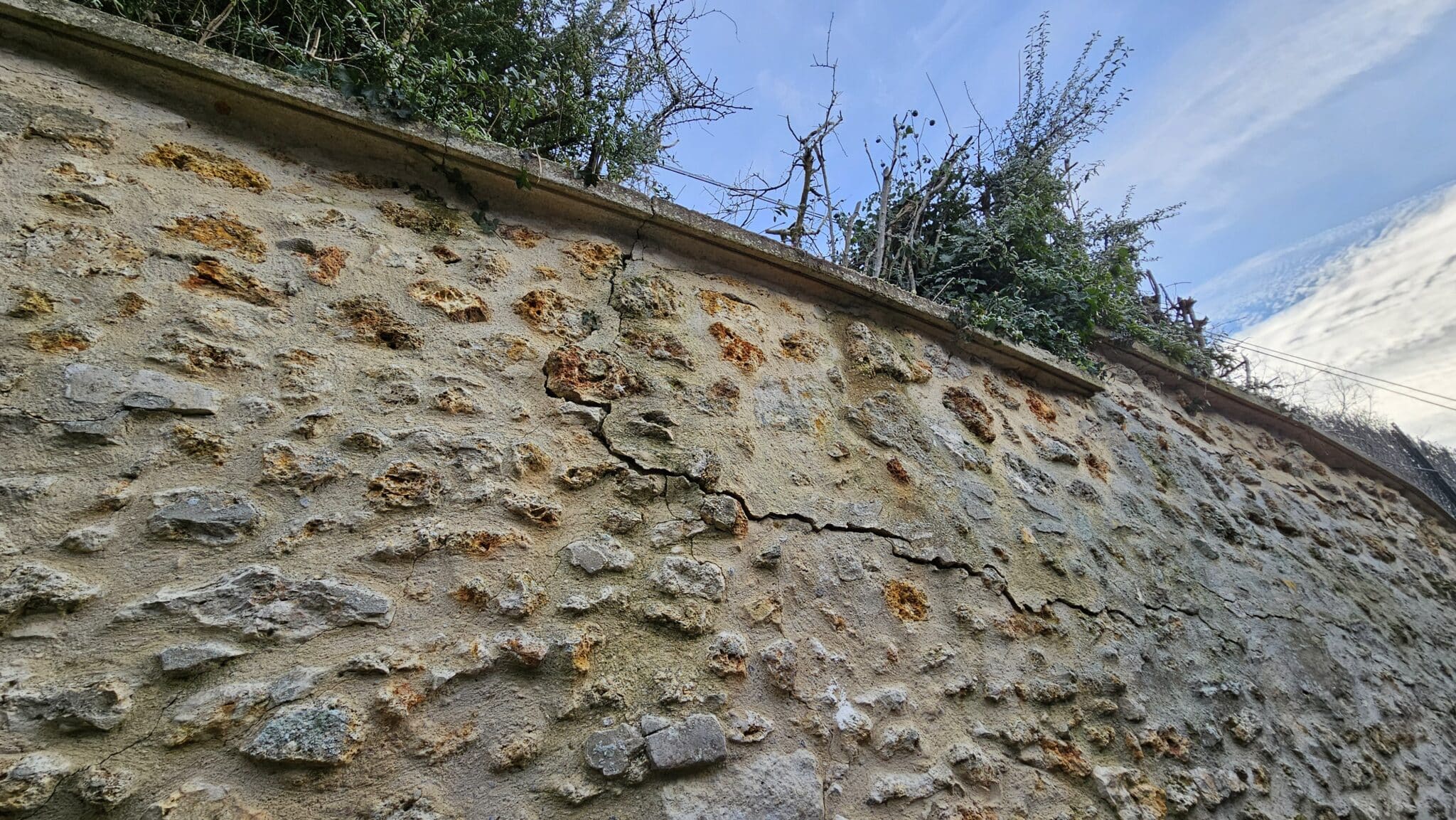 fissure mur de soutènement qui s'effondre